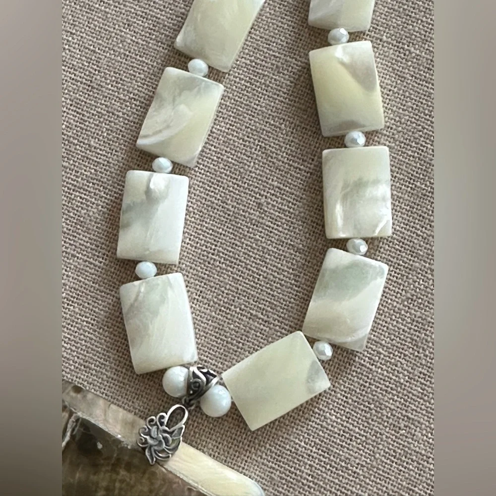 24 inch Mother of Pearl (MOP) bead Necklace NWOT - Picture 5 of 13